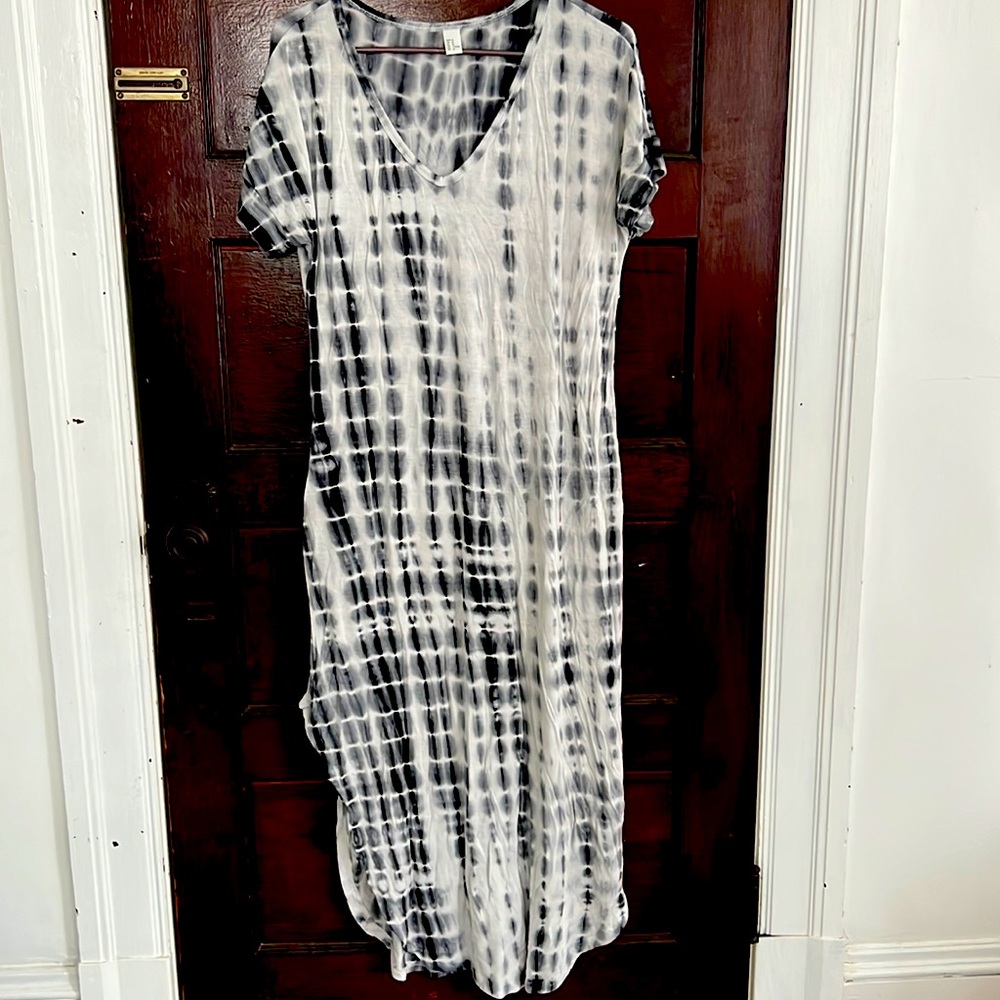 Dress, black tie-dye, medium size, with pockets and slits up the side, stretchy